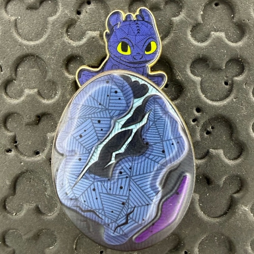 Universal studios how to train your dragon toothless egg night fury chaser pin
